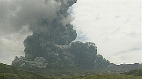 Japans Largest Volcano Mt Aso Erupts Forces Evacuation Of Tourists