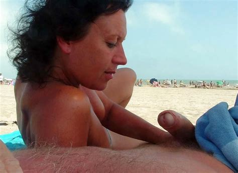 Nacktes Paar Hat Oralsex An Einem öffentlichen Strand Porno Bilder Sex