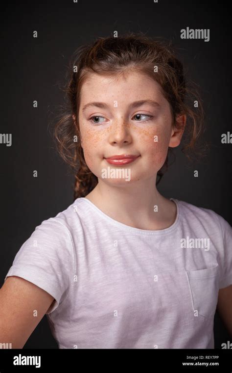 Portrait de jolie jeune fille de 10 ans écossais avec des taches de