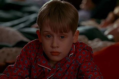 Instead of flying to florida with his folks, kevin ends up alone in new york, where he gets a hotel room with his dad's credit card—despite problems from a clerk and meddling bellboy. This 'Home Alone 2: Lost In New York' Fan Theory Is Beyond ...
