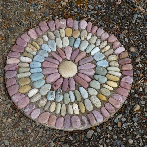 Stepping stones are essential to the garden because they are not only functional so that you won't step on the grass but also can be used to decorate your garden. How to make pebble mosaic stepping stones | DIY projects ...