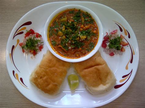 Misal pav is a vibrant meal consisting of a spicy sprouted bean curry topped with crunchy farsan, crisp red onions and fresh cilantro that is served with lightly buttered pav or dinner rolls. AMU'S RECIPES: Misal Pav