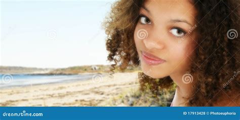 Americano Africano Adolescente Na Praia Foto De Stock Imagem De Ondas Dezenove