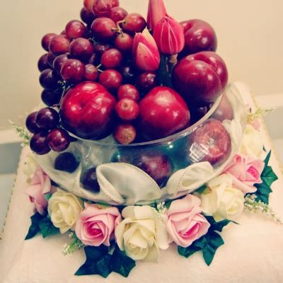 Anda boleh sekalikan buah epal, anggur, strawberry, dan mangga didalam satu bakul atau bekas dan hiaskan. Tips Gubahan Hantaran Buah Buahan