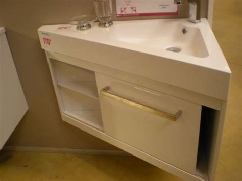 Afin de masquer les découpes et les tuyaux, j'ai ajouté les tiroirs et les portes au niveau du lavabo. Meuble lavabo d'angle ikea - tendancesdesign.fr