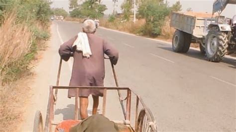 Elderly Man In Up Carries Ailing Wife To Clinic On Cart Doctors Fail To Save Her News18