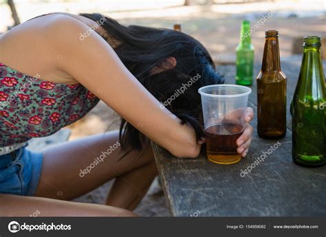 Mujer borracha durmiendo en la mesa fotografía de stock