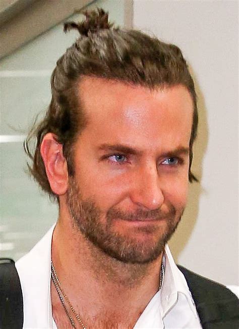 So werden nur die haare auf der oberseite des kopfes zu einem knoten in der oberen knotenfrisur gebunden, während alle dann die haare kurz abtrocknen und dann fängt das styling an. Lange Haare Männer Awesome Frisur Männer Zopf