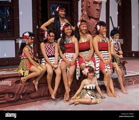 Maori Women In Traditional Clothing Stock Photo Alamy