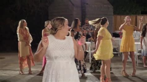 Bridesmaid Slips And Falls During Bridal Bouquet Toss Fake Out Jukin