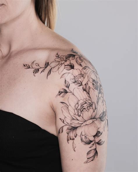 shoulder cap florals 💐☺️ floral tattoo shoulder feminine shoulder tattoos flower tattoo shoulder