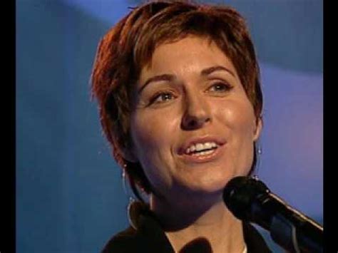 Sissel kyrkjebø sjunger här i tonhallen sundsvall 1995, den kända vaggvisan bred dina vida vingar. Sissel - Himlen Over Himmelbjerget - YouTube