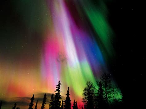 北極光（aurora borealis或northern lights）可能是自然界最神奇和絢麗的景觀之一。 它曼妙多姿 許多遊客還專門前往諸如北歐冰島、芬蘭、挪威等靠近北極地區國家去觀看這一壯麗景象。 美國愛荷華大學的研究人員現在發現，北極光是由地磁風暴期間強大的電磁波產生的。 世界的美麗: 極光