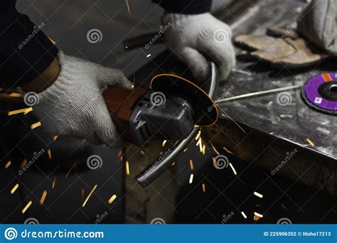 Metal Workers Use Manual Labor Technicians Use Steel Cutting Tools To