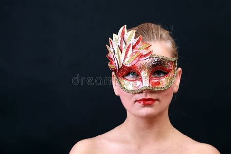 jeune femme avec le masque de carnaval sur son visage image stock image du sain fond 18068023
