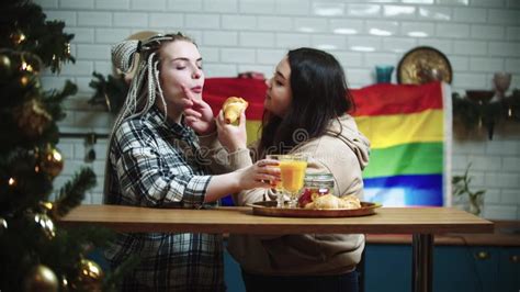 Deux Jeunes Femmes Lesbiennes Passer Du Temps Ensemble Sur Le Divan De