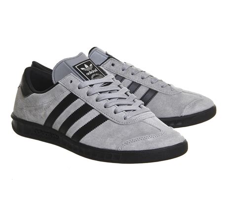 For the first time since its debut in 1982, the adidas hamburg shoe is restored to its original incarnation for the next generation of casuals, sneaker fans and pacesetters. adidas Hamburg Solid Grey Black - Sneaker herren