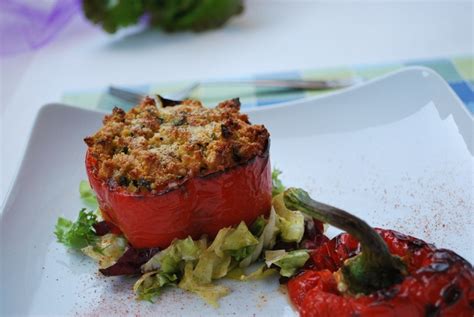Per la ricetta dei peperoni al forno, lasciate scongelare le falde di peperone. Peperoni ripieni di tonno