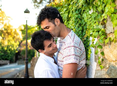 Un Garçon Embrassant Son Petit Ami Jeune Couple Gay Amoureux Deux