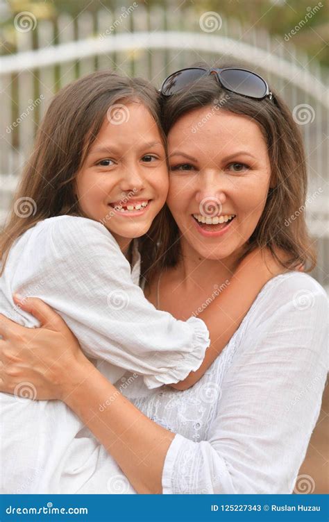 Retrato De Un Abrazo Feliz De La Madre Y De La Hija Imagen De Archivo