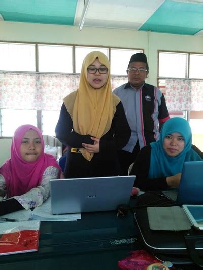 Begitu juga dengan guru matapelajaran pengajian perniagaan iaitu puan rohana binti mohd tahir yang banyak memberikan tunjuk ajar dan bimbingan dalam menjalankan kajian ini. PEMBENTANGAN KERJA KURSUS PENGAJIAN PERNIAGAAN 24 SEPT ...