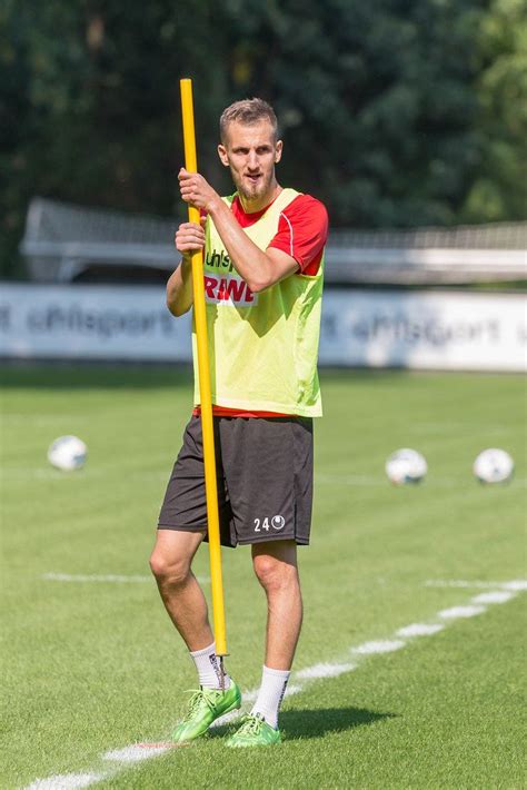 Mit fünf jahren begann drexler beim 1. Dominick Drexler - offensives Mittelfeld - bei den Trainingsvorbereitungen seiner ...