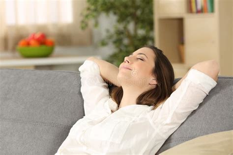 Frau Die Sich Allein Zu Hause Auf Einer Couch Entspannt Stockfoto Bild Von Erwachsener Ruhe