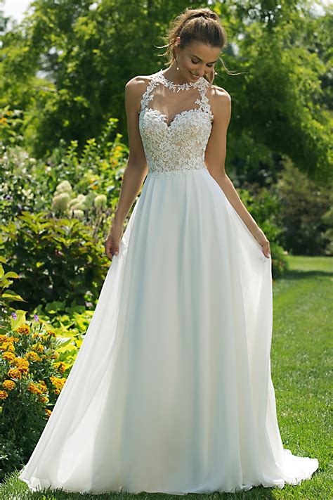I nomi dei modelli degli abiti da sposa incarnano caratteri diversi e le nostre creazioni intendono rappresentarli con lo stile luigi bruno Sweetheart | Abiti | Abito da sposa art. 11028