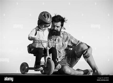 Padre Enseñando A Su Hijo A Andar En Bicicleta Imágenes De Stock En