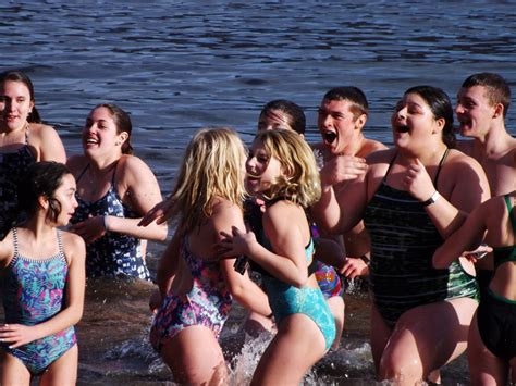 nearly 1 200 welcome 2017 with a plunge into lake george the lake george examiner