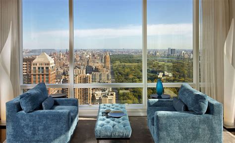 D'altronde, il mercato immobiliare newyorkese attrae miliardari da tutto il mondo alla ricerca di case di lusso con panorami mozzafiato, interni pregiati e dotati di tutti i comfort. Surplus seating area with Central Park and city backdrop ...