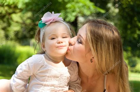 Madre Besando A Su Hija En La Mejilla — Foto De Stock © Annadanilkova