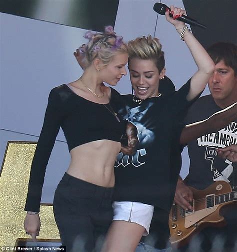 miley cyrus bumps and grinds with female dancers on jimmy kimmel live daily mail online