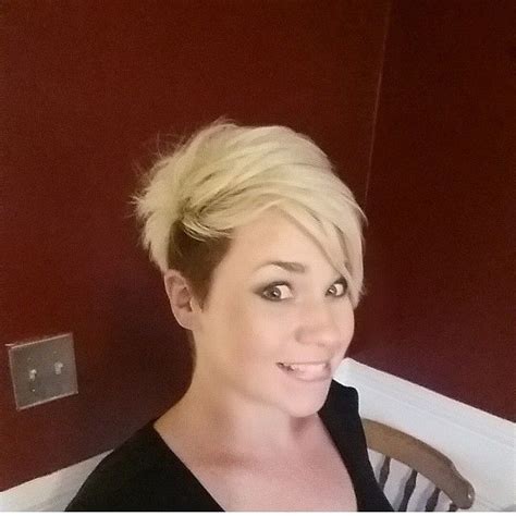 This specific image (cours de coupe de cheveux 81 cours de coiffure) above is usually branded using: +20 top idées de coupe de cheveux femme court rasé sur le ...