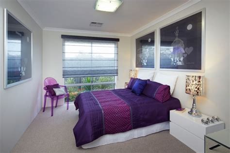 Même si votre chambre est entièrement gris, en mettant une pot de fleurs violettes, vous allez avoir une chambre joliment décorée. chambre violet blanc