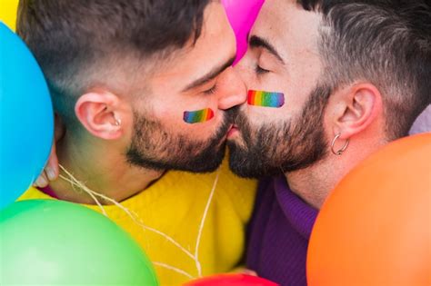 Casal Homossexual Beijando Com Os Olhos Fechados Foto Gr Tis