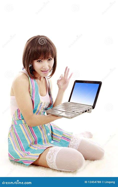 Asiatisches M Dchen Mit Laptop Stockfoto Bild Von Internet