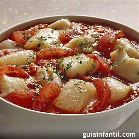 El bacalao es un pescado blanco y tiene un bajo contenido en grasa. Bacalao a la española