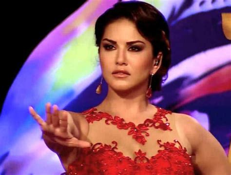 Sunny Leone Denies Slapping Journalist In Surat Celebs Times Of India Videos