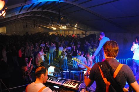 Bij de ramp kwamen veertien de friese filmmaker mirjam de with maakt er een film over. "Volendam Alive" zorgt voor nagenoeg volle feesttent » 112 Kollum