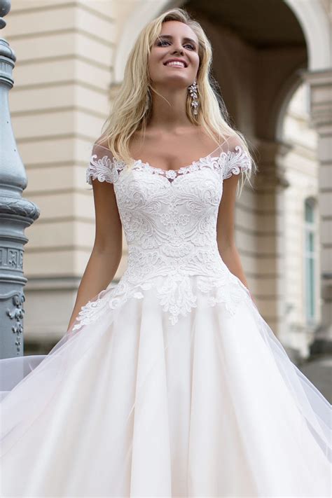 Nous proposons une robe de mariée sur mesure, une robe de bal, une robe d'invité de mariage et d'autres robes d'occasion spéciale selon les mesures du client. Robe de mariée fluide en dentelle - Oksana Mukha