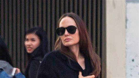 Angelina Jolie Se Pasea Con Pantalones Negros Y Zapatos Planos Nude Por