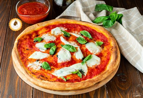 Pizza Margherita Fatta In Casa Con Impasto Napoletano