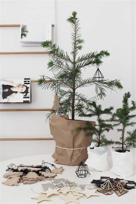 Modern christmas tree decorating ideas 2012. 22 Minimalist And Modern Christmas Tree Décor Ideas - DigsDigs