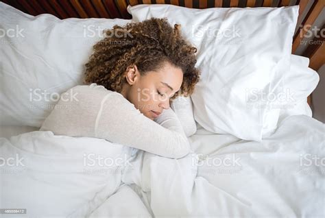 Afrikanische Amerikanische Frau Schlafen Im Bett Stockfoto Und Mehr