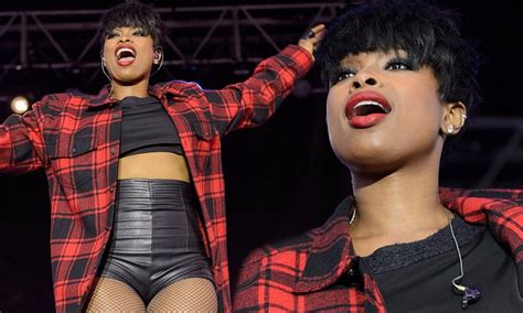 Jennifer Hudson In Raunchy Fishnets And Boots As She Performs In
