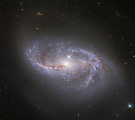 Se encuentra a 65 millones de años luz de la tierra. Hubble Space Telescope Spots One Stunning Galaxy Among ...