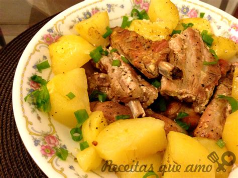 Aprenda com o tudoreceitas.com a fazer quirera de milho com costelinha de porco, e aprecie em sua casa esta receita tradicional! Costelinha de porco assada com batatas | Receitas que amo