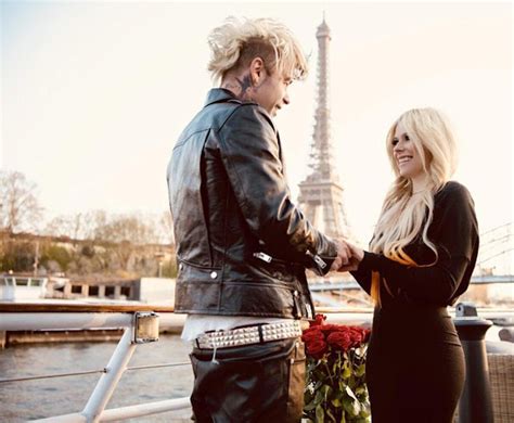 Avril Lavigne Recently Got Engaged To Hollywood Singer Mod Sun In Paris In 2022 Hollywood