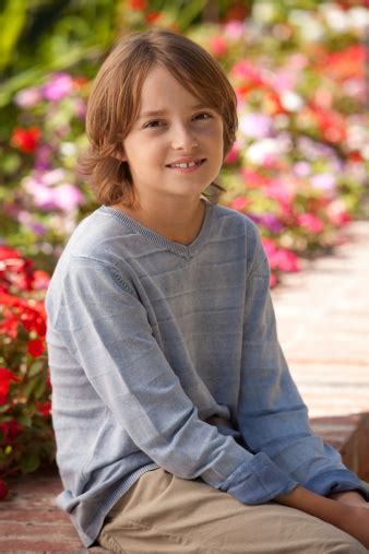 Foto De Retrato De Um Menino Feliz 10 Anos De Idade E Mais Fotos De